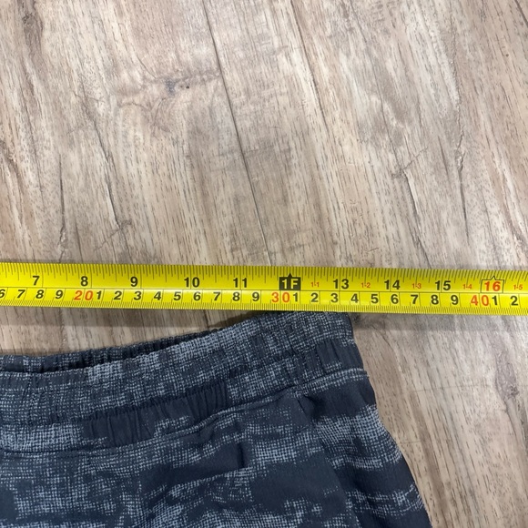 lululemon athletica Men's Charcoal & Light Grey Patterned Athletic Shorts - Picture 7 of 8